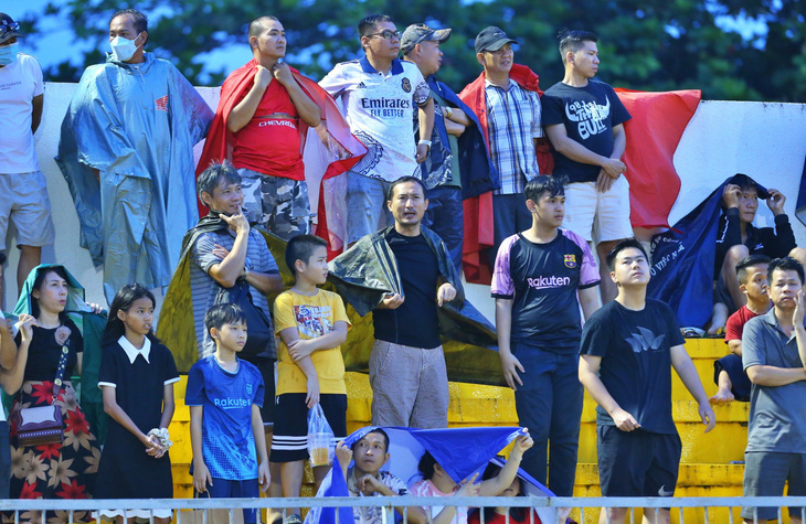 Khán giả Đồng Nai đội mưa chiều 22-10 để cổ vũ cho thầy trò HLV Nguyễn Văn Dũng trong ngày trở lại sân chơi chuyên nghiệp - Ảnh: QUANG THỊNH