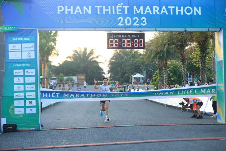 Các runner về đích sau nhiều giờ sải bước trên cung đường biển Phan Thiết