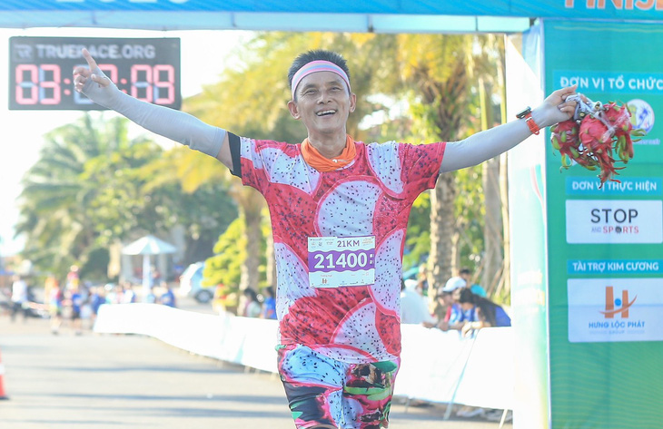 Một runner quảng bá cho đặc sản trái thanh long ở Bình Thuận
