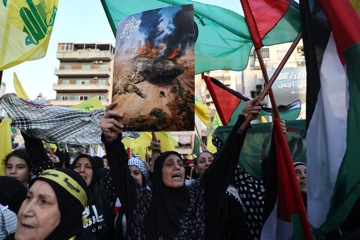 Người dân Lebanon biểu tình ủng hộ người Palestine và lực lượng Hezbollah tại thủ đô Beirut hôm 20-10 - Ảnh: AFP