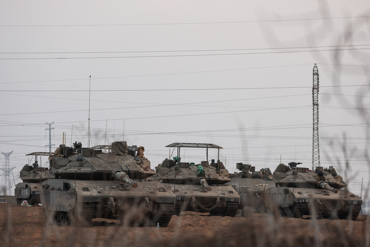 Xe tăng Israel bố trí gần biên giới nước này với Dải Gaza hồi tháng 10 - Ảnh: REUTERS
