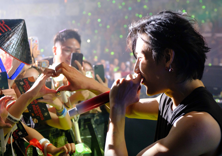 Độc lạ concert: BamBam (GOT7) review hột vịt lộn ngay trên sân khấu AREA52 Việt Nam - Ảnh 6.