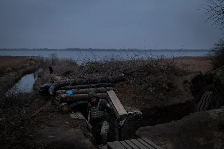 Pháo đài phòng thủ của Ukraine tại một hồ nước thuộc lưu vực sông Dnipro, tỉnh Kherson, miền nam Ukraine - Ảnh: NEW YORK TIMES