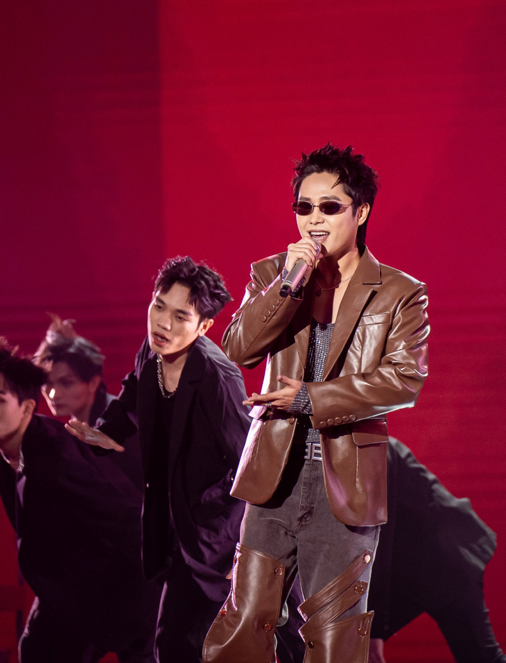 Tăng Duy Tân hát ca khúc mới nhất mang tên Anh đã loop trong niềm đau này trên sân khấu Vietnam Idol