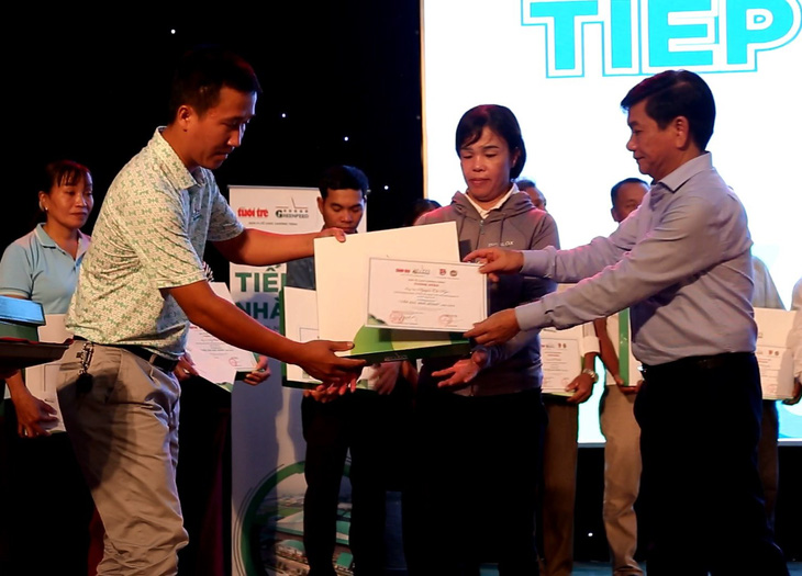 Đại diện Công ty GREENFEED Việt Nam và Hội Nông dân tỉnh Quảng Trị trao vốn cho nông dân - Ảnh: HOÀNG TÁO