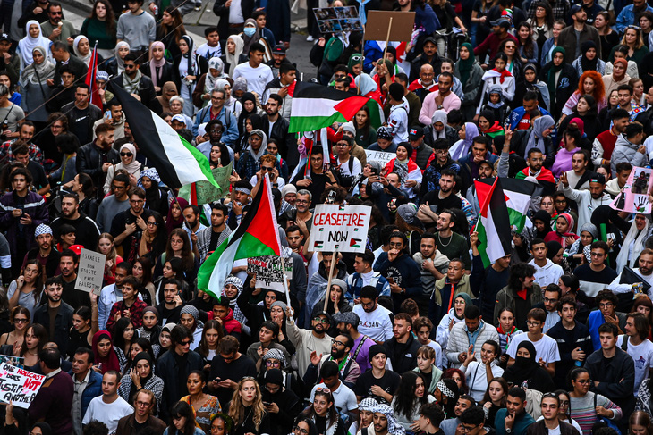 Cuộc tuần hành ủng hộ Palestine ở Milan, Ý, ngày 21-10 - Ảnh: AFP