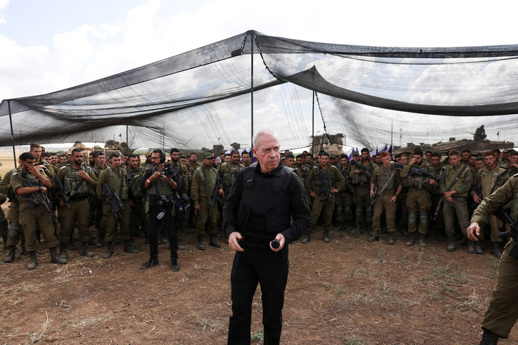 Bộ trưởng Quốc phòng Israel Yoav Gallant gặp các binh sĩ tại khu vực gần biên giới với Dải Gaza - Ảnh: REUTERS