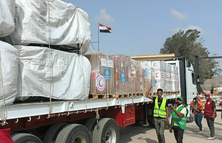 Đoàn xe viện trợ thứ hai từ Ai Cập vào khu vực Dải Gaza qua cửa khẩu Rafah vào ngày 22-10 - Ảnh: REUTERS