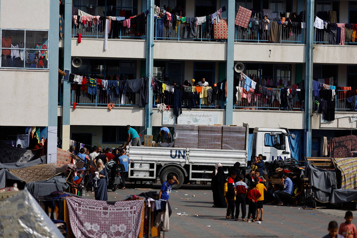 Người Palestine phải rời bỏ nhà cửa do các cuộc không kích của Israel và trú ẩn trong một trường học do Liên Hiệp Quốc quản lý. Xe của Liên Hiệp Quốc đang phát hàng cho người dân ở Khan Younis phía nam Dải Gaza, ngày 23-10 - Ảnh: REUTERS