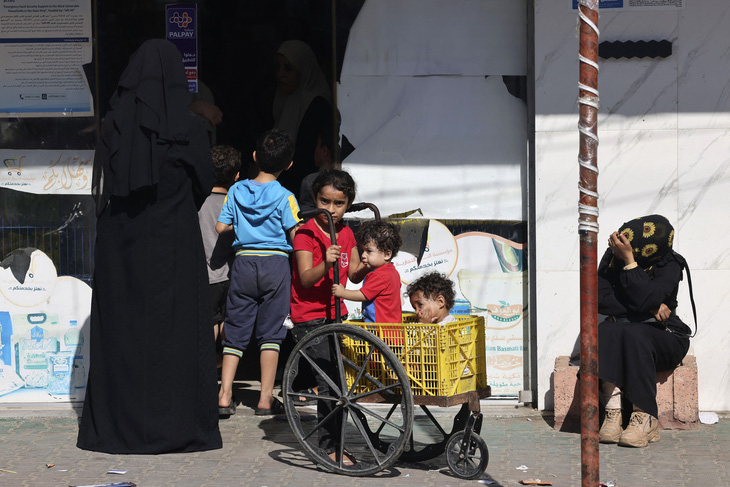 Người Palestine chờ nhận viện trợ lương thực bên ngoài một siêu thị ở Rafah, ngày 21-10 - Ảnh: AFP