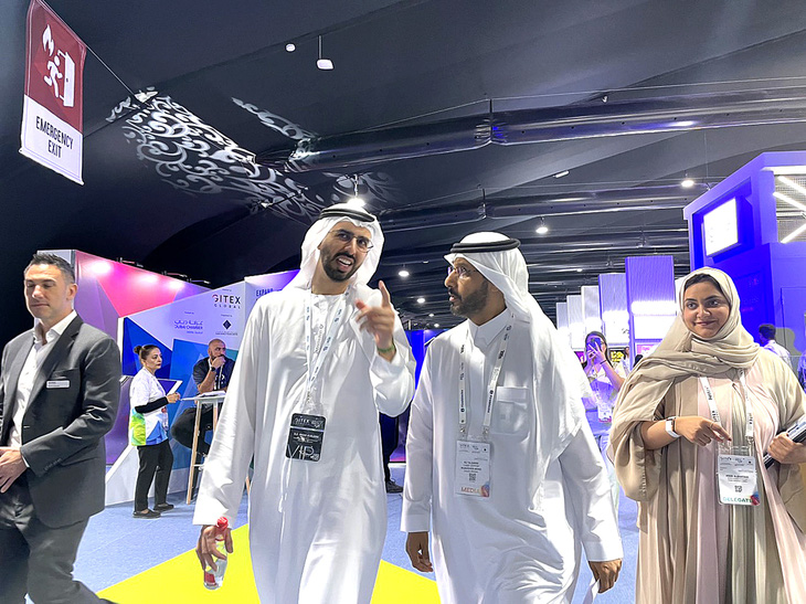 Bộ trưởng AI của UAE Omar Sultan Al Olama tới thăm GITEX Global và Expand North Star vào ngày 17-10 - Ảnh: NHẬT ĐĂNG