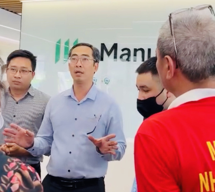 Đại diện pháp lý của Manulife Việt Nam trao đổi với khách hàng khiếu nại vào ngày 23-10 - Ảnh cắt từ clip