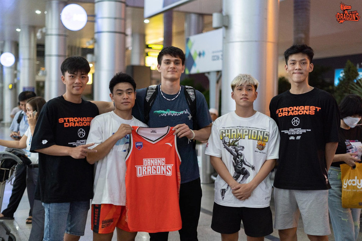 Minh Triết cùng đồng đội trẻ ở trung tâm đào tạo và phát triển bóng rổ BDC Đà Nẵng - Ảnh: VBA