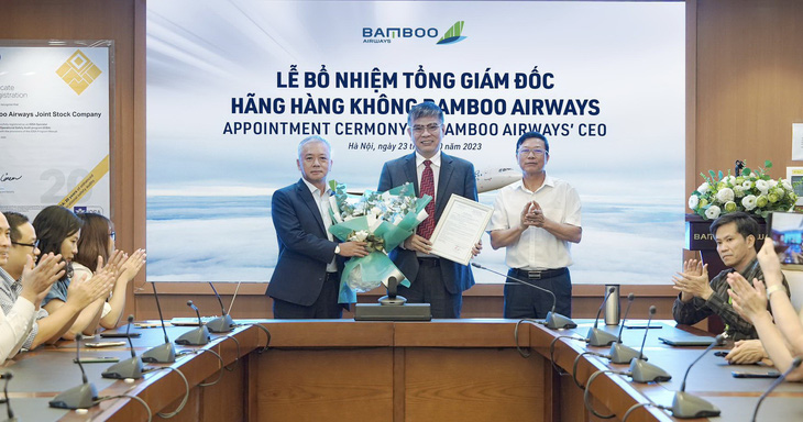 Tân tổng giám đốc Bamboo Airways Lương Hoài Nam (giữa) nhận quyết định bổ nhiệm và hoa từ chủ tịch HĐQT Bamboo Airways Lê Thái Sâm (ngoài cùng bên phải) và phó chủ tịch thường trực HĐQT Phan Đình Tuệ - Ảnh: QH