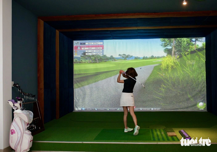 Du khách trải nghiệm dịch vụ chơi golf 3D trong nhà - Ảnh: THANH CHƯƠNG