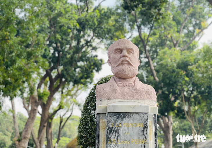 Bức tượng ông Jean Baptiste Louis Pierre, giám đốc đầu tiên của Thảo cầm viên Sài Gòn