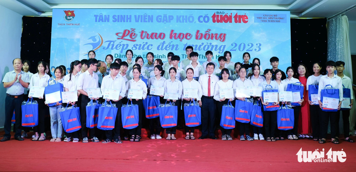 Tân sinh viên khu vực Thừa Thiên Huế nhận học bổng Tiếp sức đến trường - Ảnh: TẤN LỰC