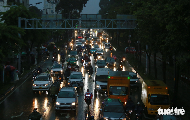 TP.HCM mưa diện rộng, 4 giờ chiều trời đã tối đen - Ảnh 2. Khu vực công viên Hoàng Văn Thụ mới chiều trời đã tối đen.