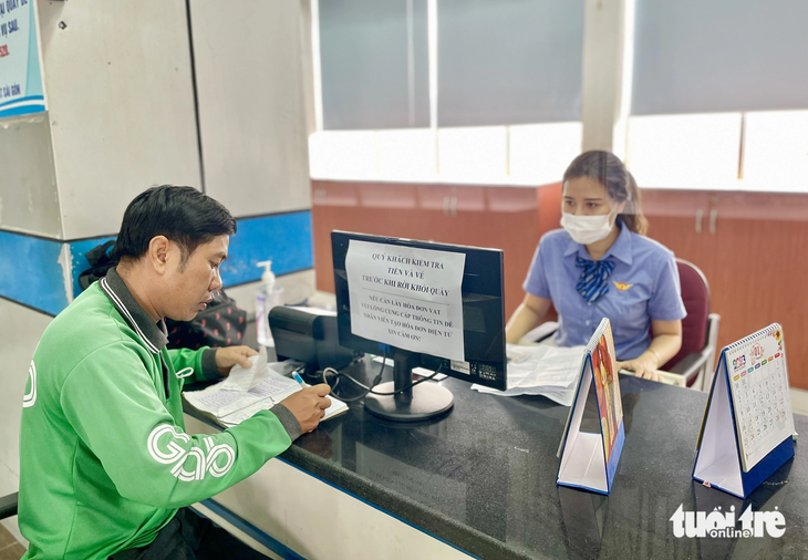 Người dân đến mua vé tàu Tết tại ga Sài Gòn - Ảnh: CHÂU TUẤN