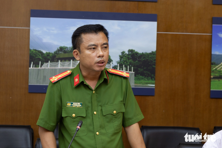 Thượng tá Bùi Huy Điểu cho hay sẵn sàng chi tiền để mua nguồn tin về ô nhiễm sông Sa Lung - Ảnh: HOÀNG TÁO
