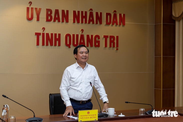 Ông Võ Văn Hưng - chủ tịch UBND tỉnh Quảng Trị - đề nghị các ngành vào cuộc để sông Sa Lung sạch trở lại - Ảnh: HOÀNG TÁO