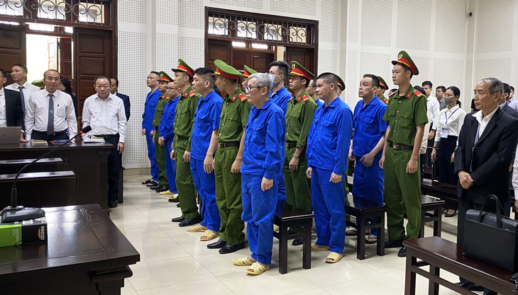 Các bị cáo trong phiên tòa ngày 23-10, cựu chủ tịch AIC Nguyễn Thị Thanh Nhàn cùng ba người khác đang bỏ trốn bị xét xử vắng mặt - Ảnh: T.THẮNG