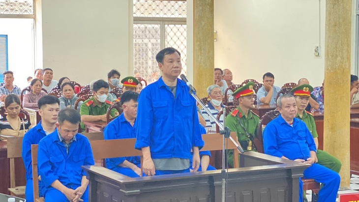 Bị cáo Nguyễn Thanh Bình (đứng), chủ tiệm vàng ở TP Long Xuyên, tỉnh An Giang, liên tục phủ nhận cáo buộc buôn lậu - Ảnh: CHÍ HẠNH