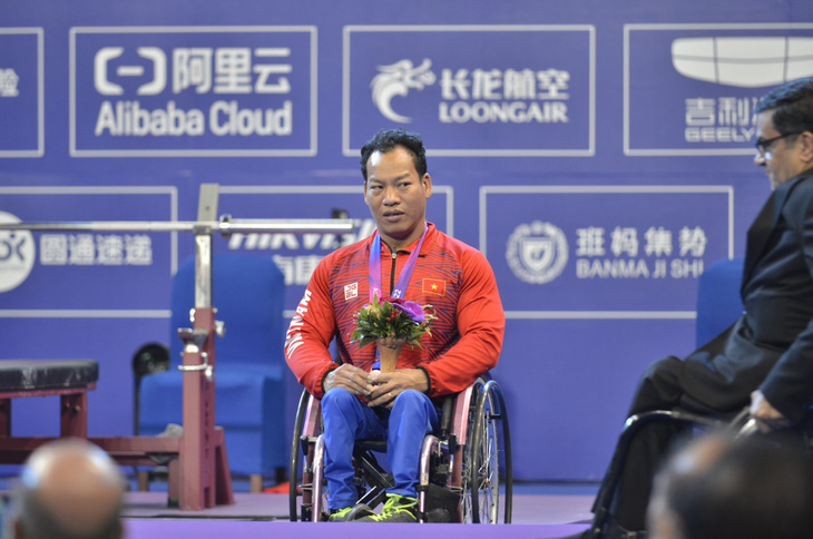 Lực sĩ Lê Văn Công giành huy chương đầu tiên cho đoàn Việt Nam tại Asian Para Games 4 - Ảnh: THÁI DƯƠNG