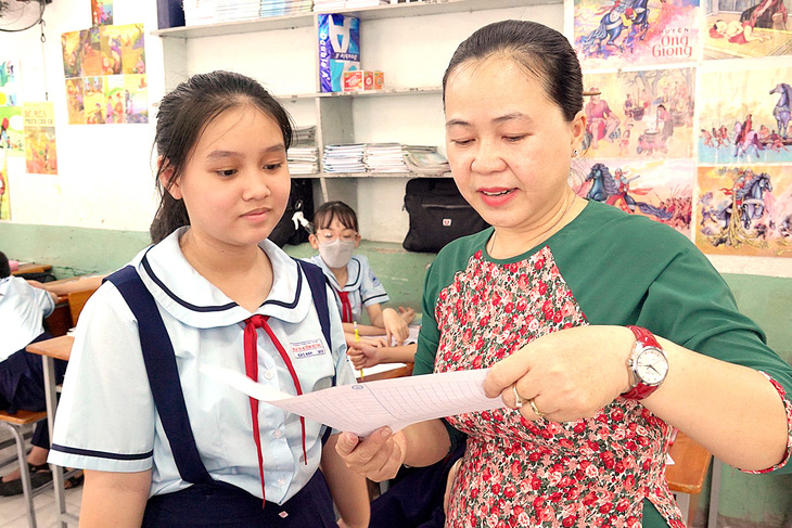 Cô Nguyễn Nguyên Uyên với học sinh Trường THCS Mạch Kiếm Hùng (quận 5, TP.HCM) - Ảnh: NHƯ HÙNG