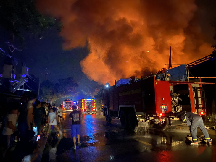 Nhiều xe cứu hỏa có mặt tại hiện trường vụ cháy - Ảnh: A.X.
