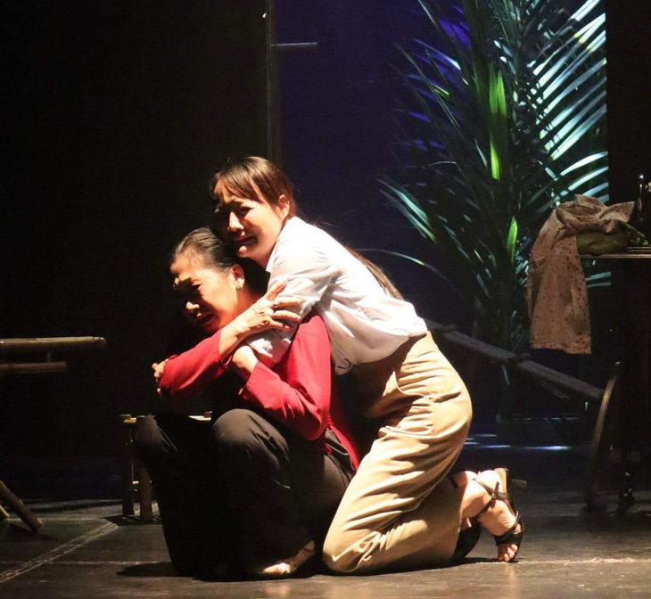 Nghệ sĩ Đàm Loan (áo đỏ, vai bà ngoại) và Diễm Phương (vai Lý) trong Tâm ma - Ảnh: Sân khấu Thế Giới Trẻ