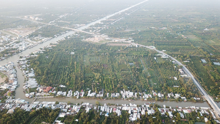Tập quán sinh sống ven sông rạch của người dân Đồng bằng sông Cửu Long được cho là một trong những nguyên nhân làm bờ sông, kênh, rạch quá tải, gây ra sạt lở - Ảnh: CHÍ QUỐC 