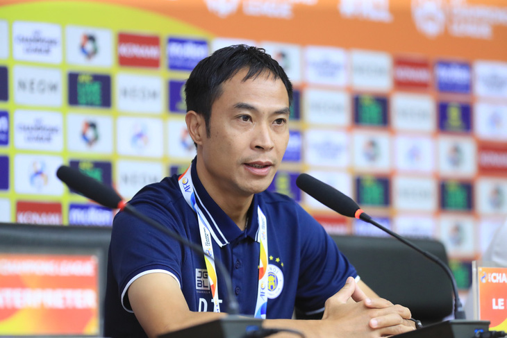 HLV Lê Đức Tuấn cùng ban huấn luyện CLB Hà Nội đã nghiên cứu kỹ đối thủ Wuhan Three Towns - Ảnh: HANOI FC