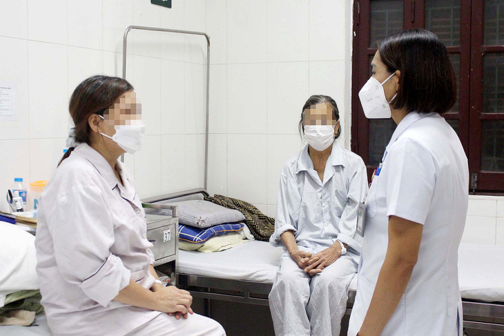Bác sĩ Viện Sức khỏe tâm thần Bệnh viện Bạch Mai khám cho bệnh nhân - Ảnh: DƯƠNG LIỄU