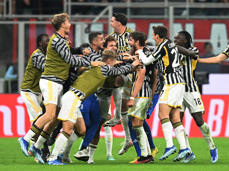 Niềm vui của các cầu thủ Juventus khi Locatelli mở tỉ số - Ảnh: REUTERS