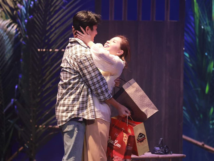 Khả Như (bìa phải, vai Tâm) và Huỳnh Phương (vai Trí) là đôi tình nhân trong Tâm ma - Ảnh: Sân khấu Thế Giới Trẻ