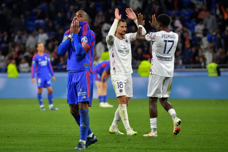 Lacazette (áo xanh) thất vọng khi Lyon để thua đội chót bảng Clermont Foot - Ảnh: AFP