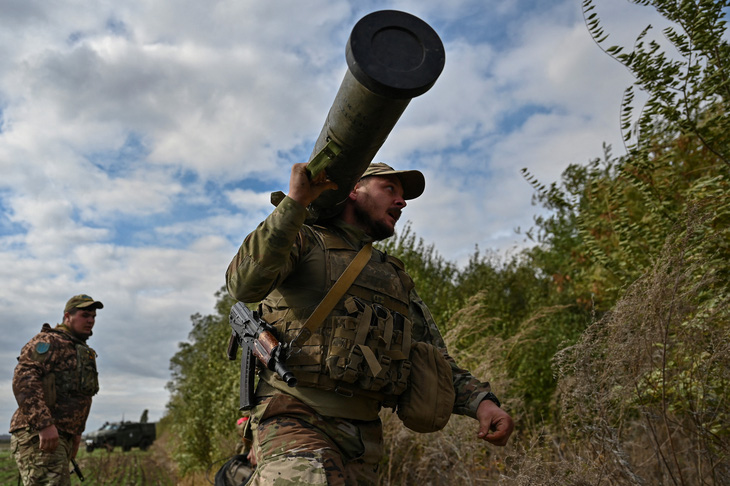 Binh sĩ Ukraine vác khẩu súng phóng rocket chống tăng Skif tại vùng Zaporizhzhia hôm 20-10 - Ảnh: REUTERS