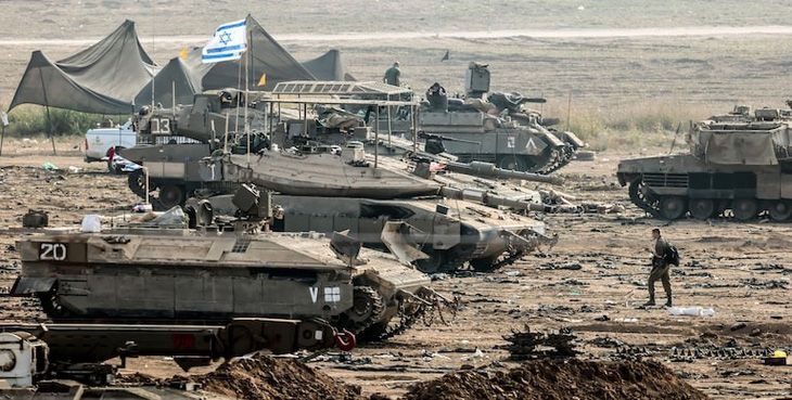 Xe tăng Israel chuẩn bị những kịch bản đổ bộ vào Dải Gaza ngày 23-10 - Ảnh: EPA-EFE