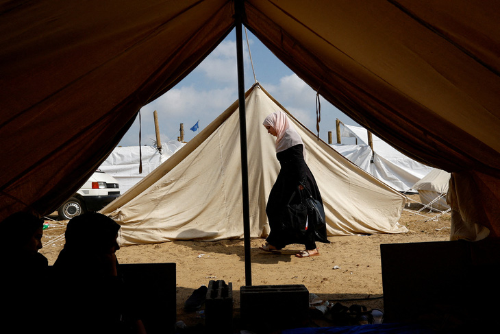 Người Palestine tại trại tị nạn ở Khan Younis, phía nam Dải Gaza - Ảnh: REUTERS