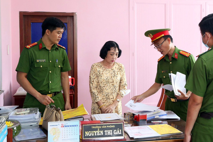 Lực lượng chức năng khám xét nơi làm việc của bị can Nguyễn Thị Gái, trưởng Văn phòng công chứng Nguyễn Thị Gái - Ảnh: Công an cung cấp