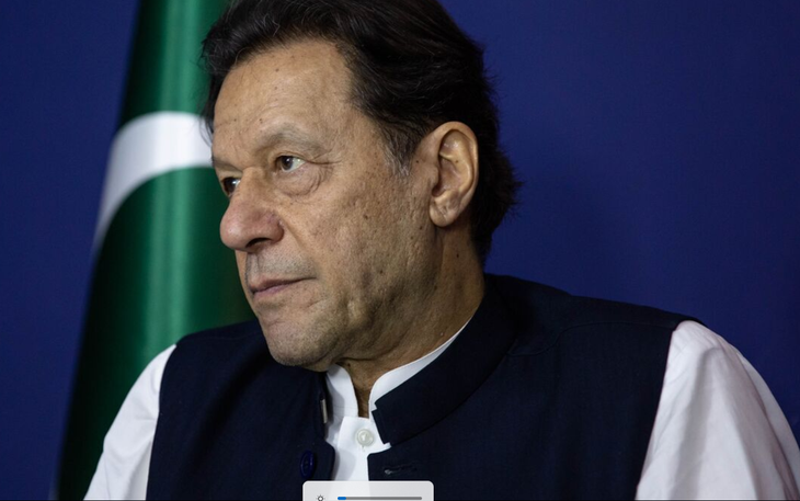 Cựu thủ tướng Pakistan Imran Khan trong một cuộc phỏng vấn hồi tháng 6 - Ảnh: BLOOMBERG