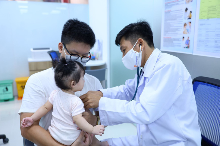 Trẻ được khám sàng lọc trước khi tiêm vắc xin - Ảnh: MỘC THẢO