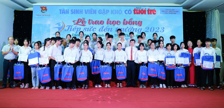 Tân sinh viên khu vực Thừa Thiên Huế nhận học bổng Tiếp sức đến trường  - Ảnh: Tấn Lực