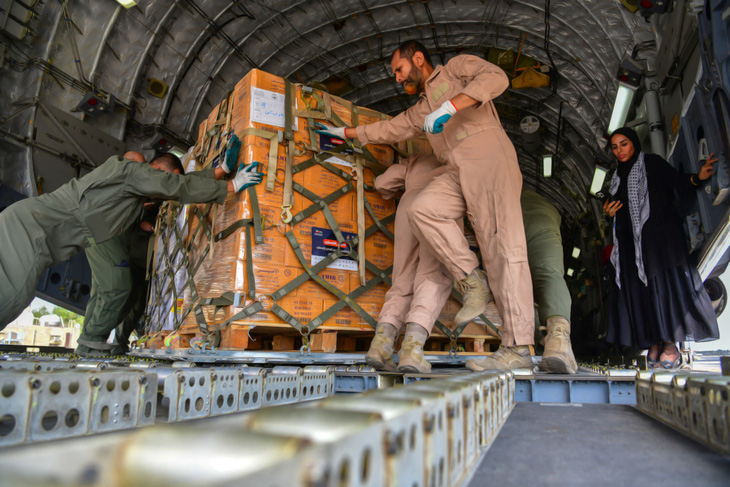 Hàng viện trợ được chất lên máy bay ở Kuwait, sau đó được đưa đến Ai Cập, rồi vào Dải Gaza thông qua cửa khẩu Rafah, ngày 23-10 - Ảnh: AFP   