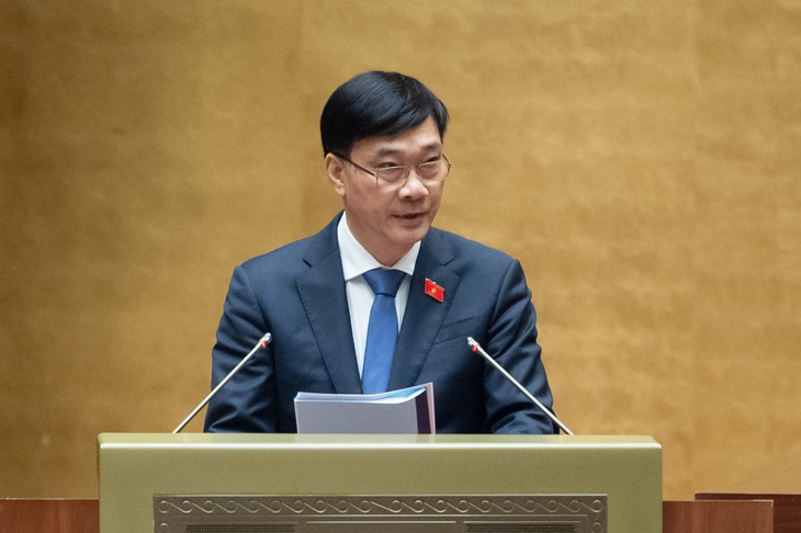 Chủ nhiệm Ủy ban Kinh tế Vũ Hồng Thanh trình bày báo cáo thẩm tra - Ảnh: GIA HÂN