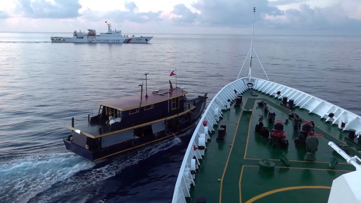 Một chiếc thuyền treo cờ Philippines bị tàu hải cảnh Trung Quốc chặn ở Biển Đông. Bức ảnh được công bố ngày 22-10 - Ảnh: REUTERS