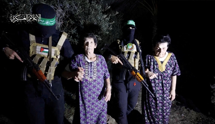 Hai con tin Yocheved Lifshitz và Nurit Cooper đã được Hamas thả ra, trong đoạn video công bố ngày 23-10 - Ảnh: REUTERS