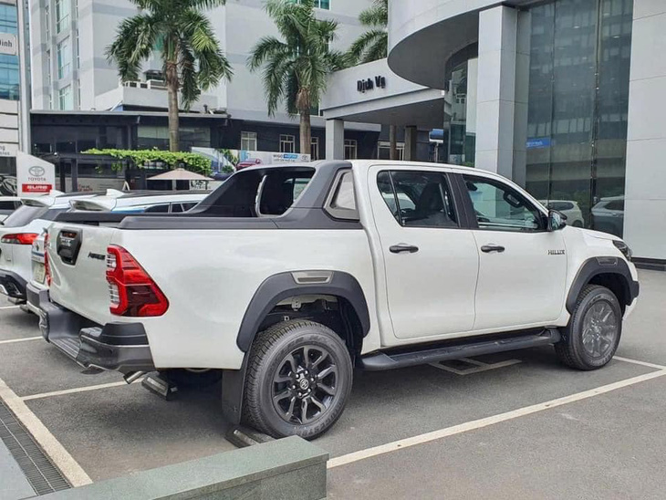 Toyota Hilux xuất hiện bản mới ở Việt Nam, báo giá hơn 1 tỉ đồng