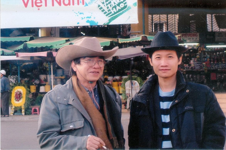 Nhạc sĩ Thao Giang (trái) và nhà phê bình Nguyễn Quang Long trong một chuyến mang xẩm Hà Nội đi biểu diễn ở Đà Lạt dịp Noel năm 2010 - Ảnh: Nguyễn Quang Long cung cấp